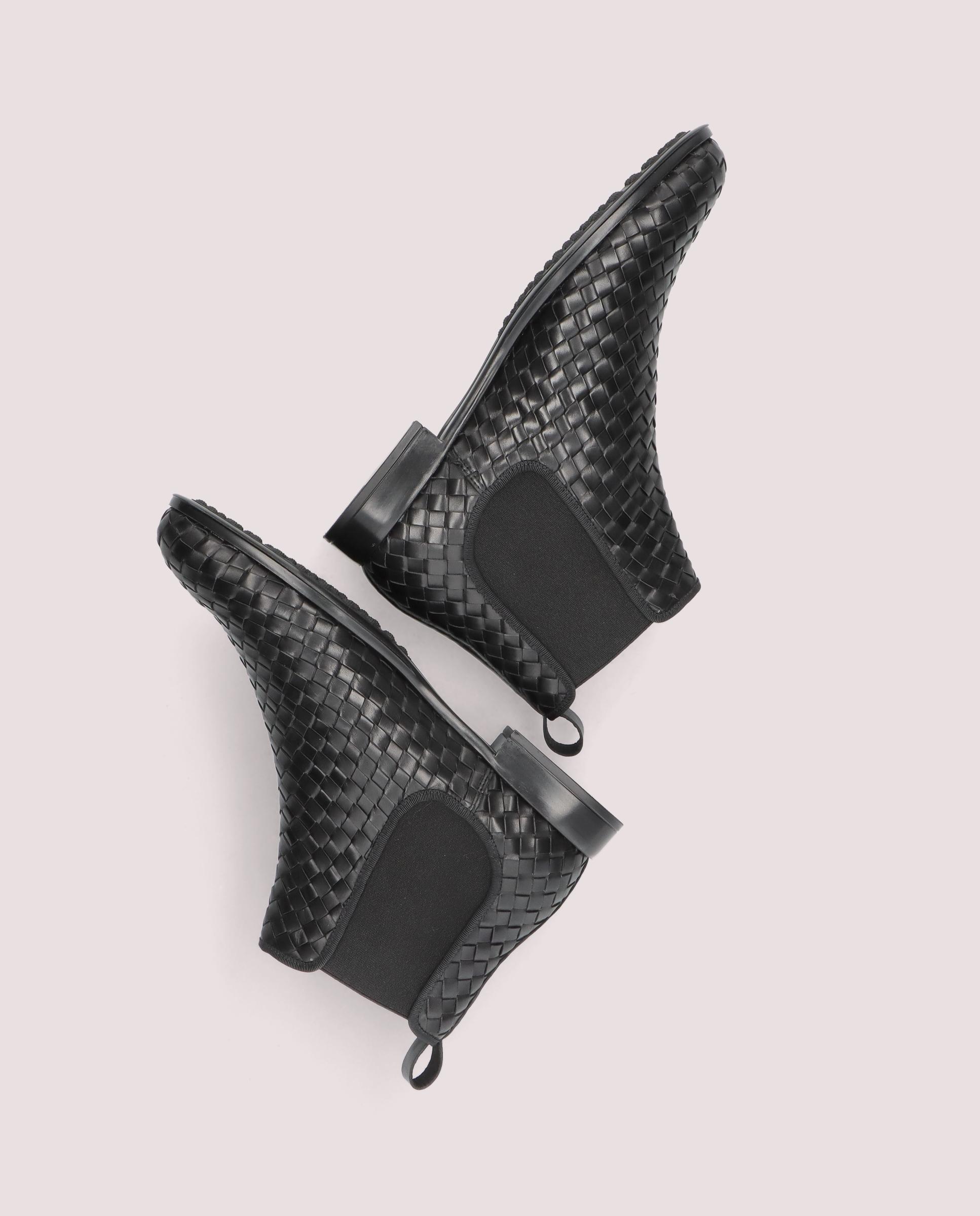 Pat boot in black woven leather