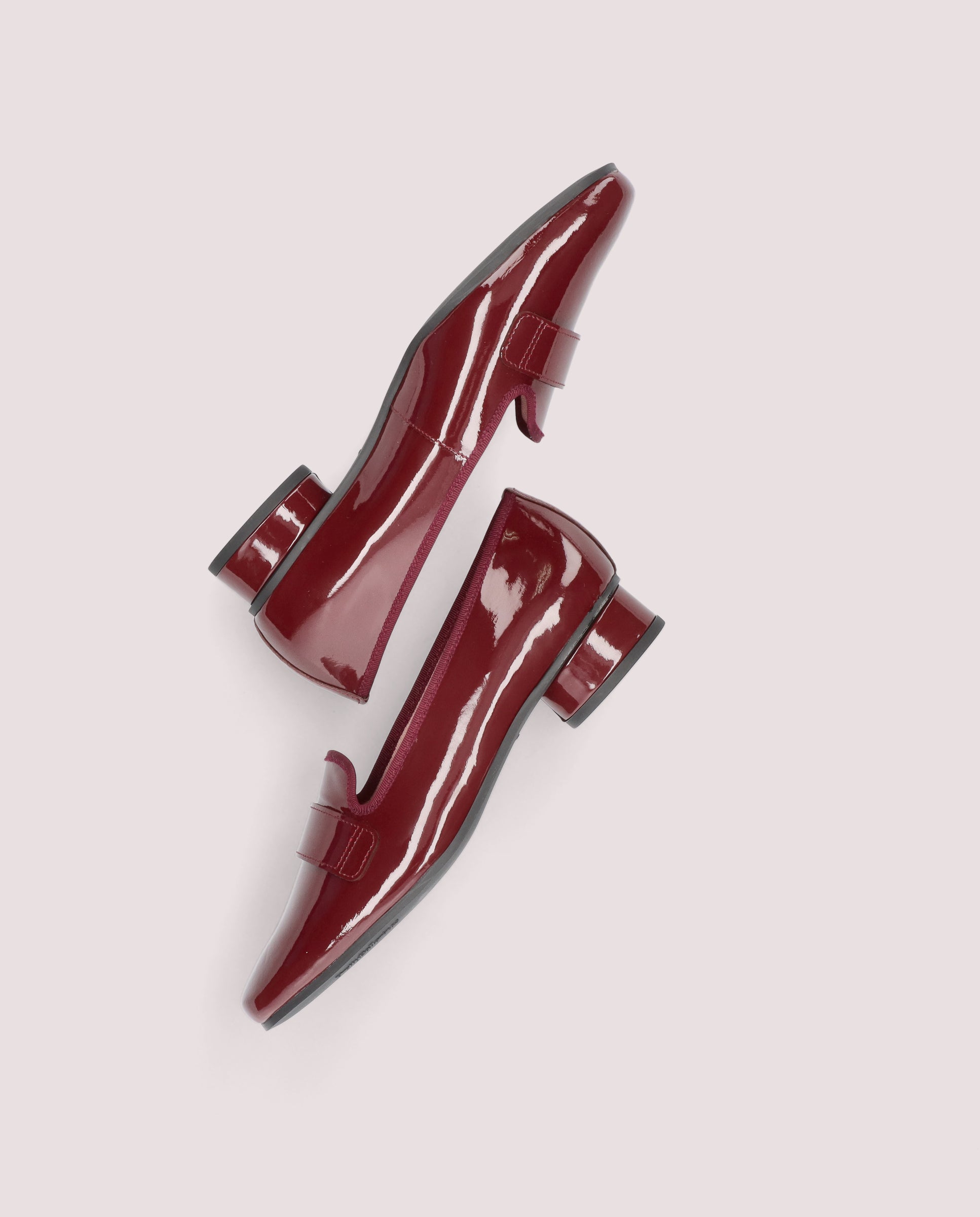 Salon du cuir verni rouge Odette