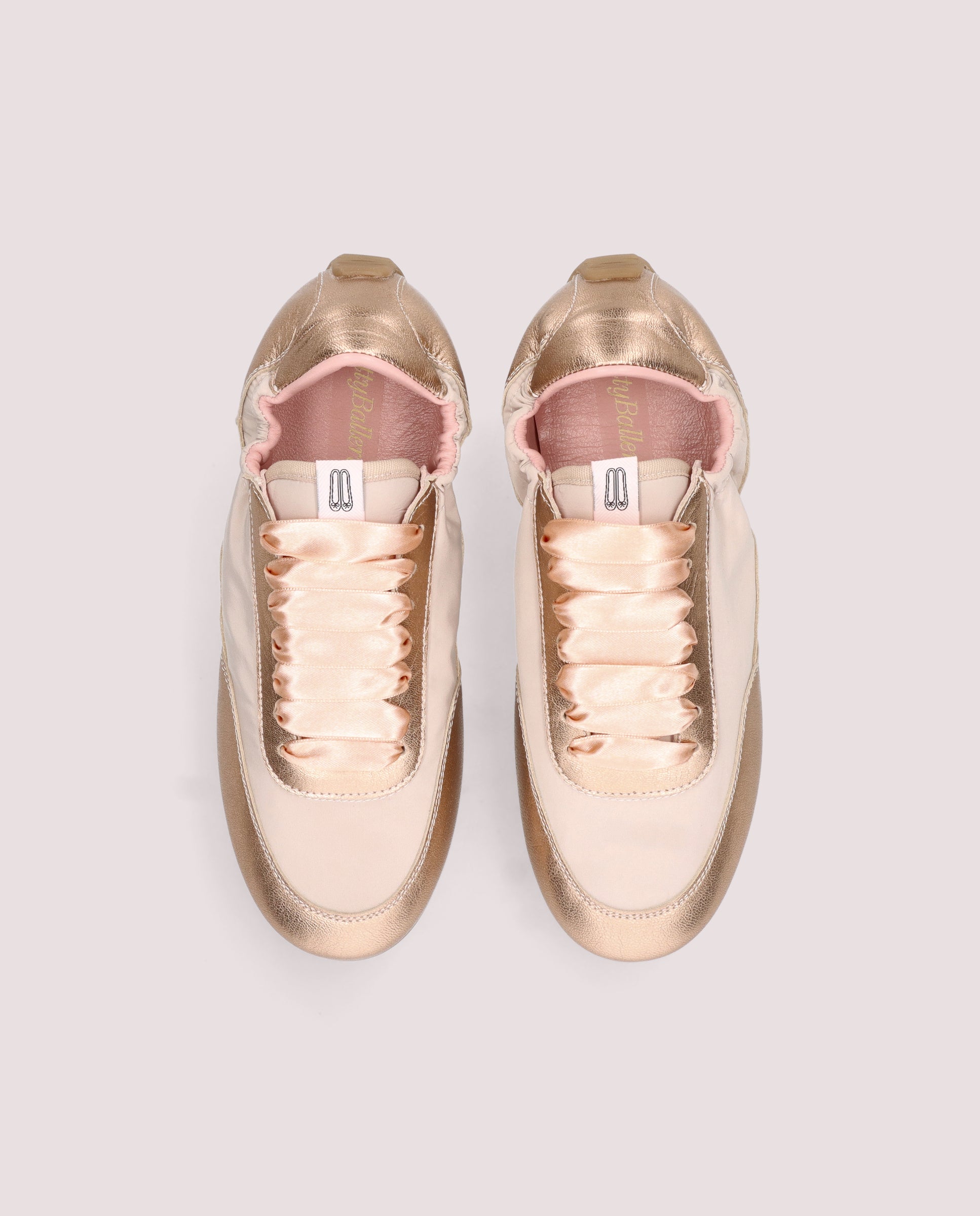 Vista alternativa de Deportivos Blue Dorados Pieles metalizadas por PrettyBallerinas