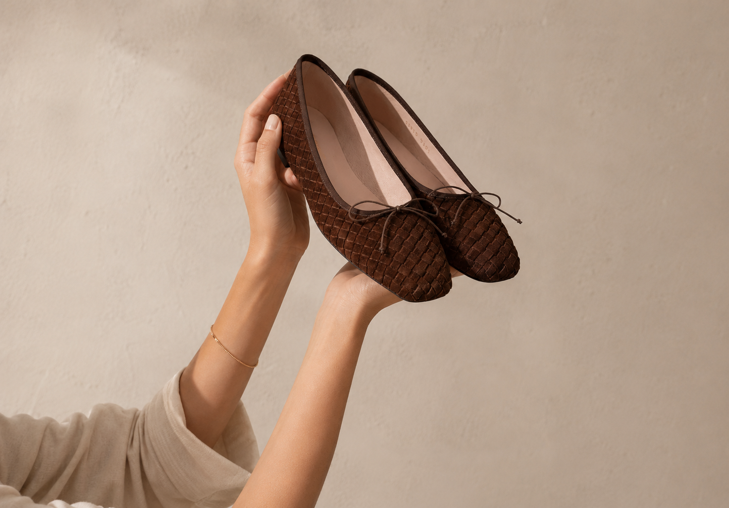 Cómo vestir elegante sin tacones: la tendencia que conquista el street style